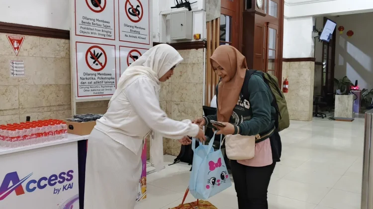 Daop 9 Jember Bagikan 150 Takjil Gratis Selama Ramadan