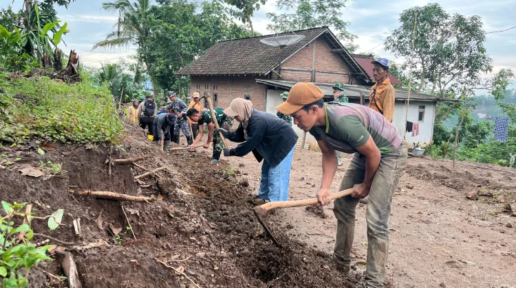 Satgas TMMD Kerja Bakti bareng Warga