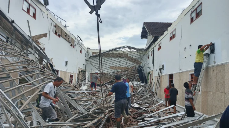 Hujan Deras, Atap Gedung Serbaguna GKJW Bondowoso Ambruk