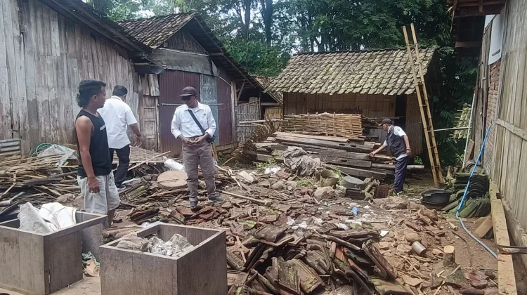 Rumah Asmi Ambruk saat Hujan Disertai Angin Kencang