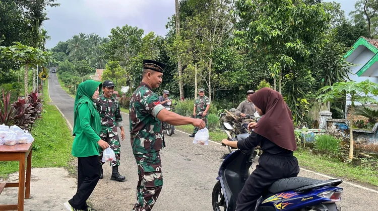 TNI di Gucialit Lumajang Bagikan Ratusan Takjil