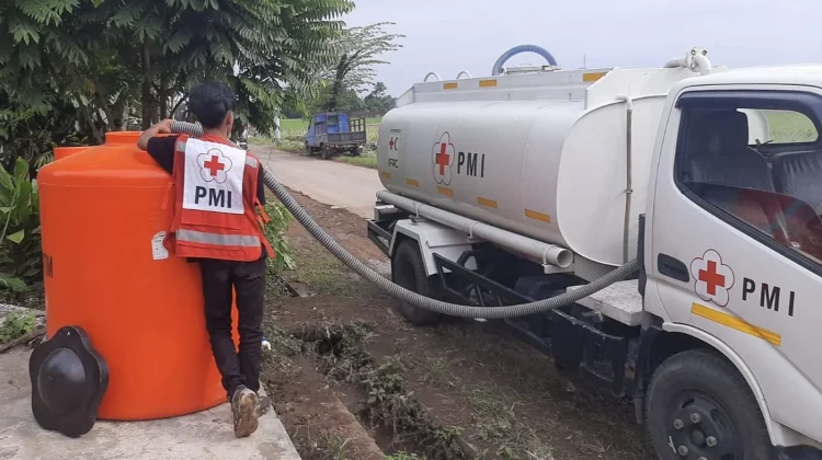 PMI Jember Salurkan 5.000 Liter Air Bersih di Desa Gugut