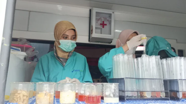 DinkesP2KB Lumajang Dengan BPOM Jember Uji Lab Takjil di Bulan Ramadhan