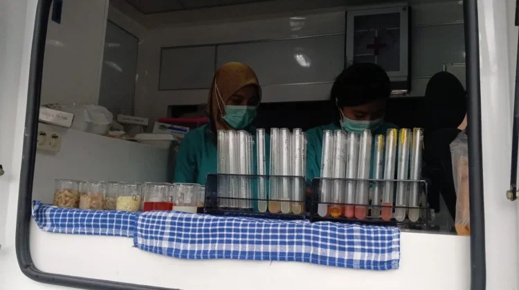 DinkesP2KB Lumajang Dengan BPOM Jember Uji Lab Takjil di Bulan Ramadhan