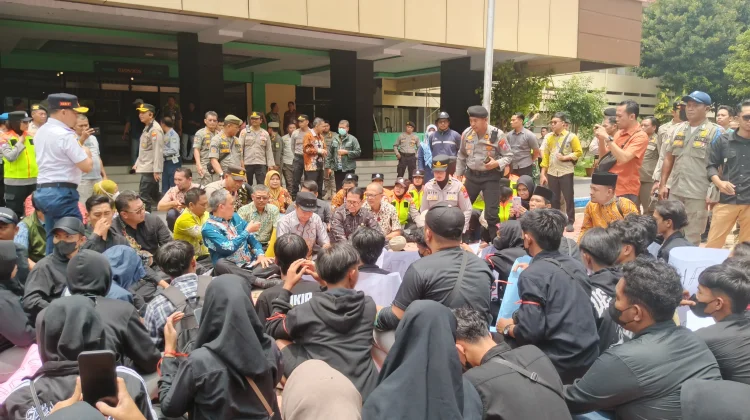 Berbaju Serba Hitam, Mahasiswa Bondowoso Geruduk Kantor Pemda