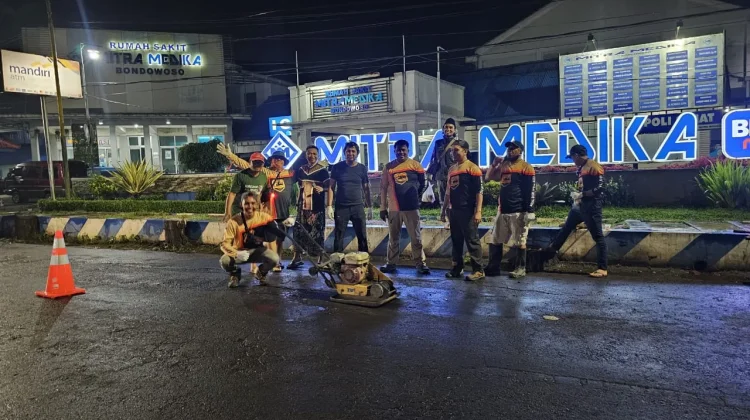 Warga Bondowoso Swadaya Tambal Jalan Berlubang