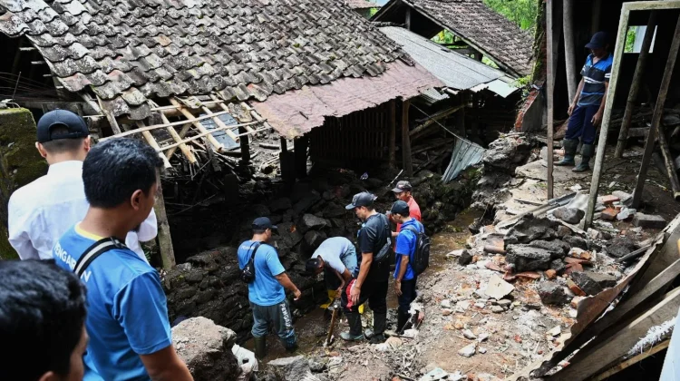 Banjir di Kecamatan Licin Rusak Dua Rumah Warga