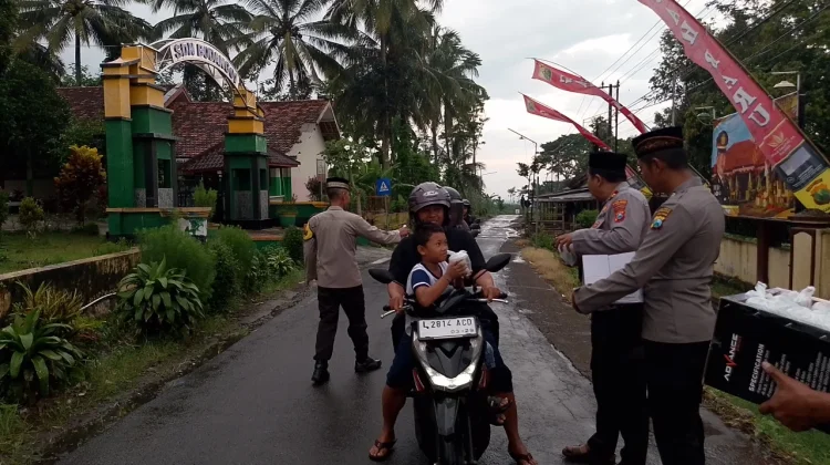 Polsek Padang Lumajag Berbagi Takjil di Bulan Ramadhan