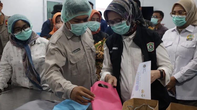 Bunda Indah Tegaskan Kepatuhan SOP SPPG Demi Jaga Kualitas Program MBG di Lumajang