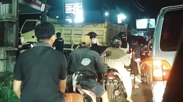 Panic Buying Picu Antrian BBM di SPBU Jember