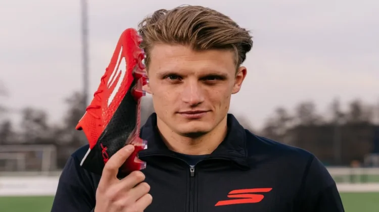 Pesepak Bola Sem Steijn bergabung dengan tim Skechers Football