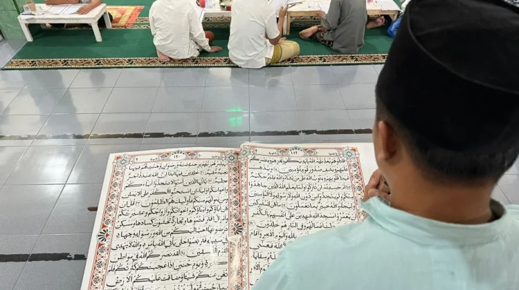 Warga Binaan Lapas Banyuwangi Selesai Menulis Al-Qur’an Raksasa
