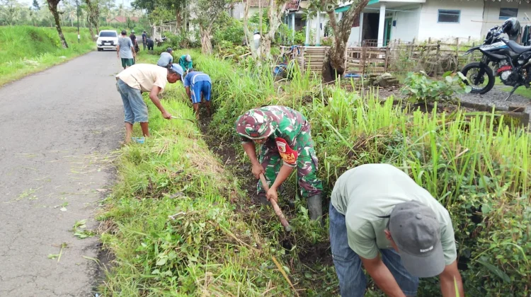 Warga Randuagung Lumajang Kerja Bakti Antisipasi Banjir