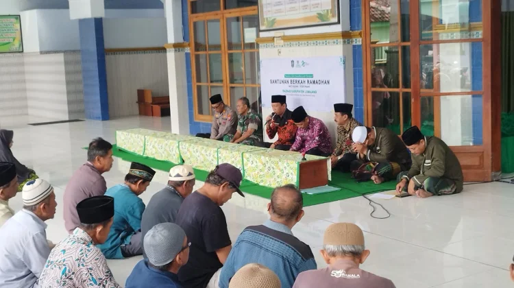 Duafa dan Anak Yatim di Tekung Lumajang Mendapatkan Santunan di Bulan Ramadan