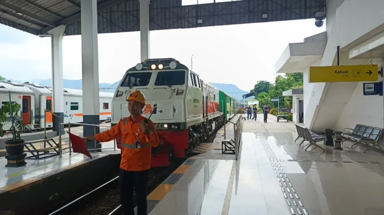 KA Blambangan Ekspres Berangkat Tepat Waktu usai Insiden Perlintasan