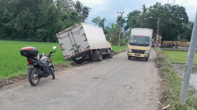 Jalur Alternatif Sempit, Dua Mobil Boks Terperosok