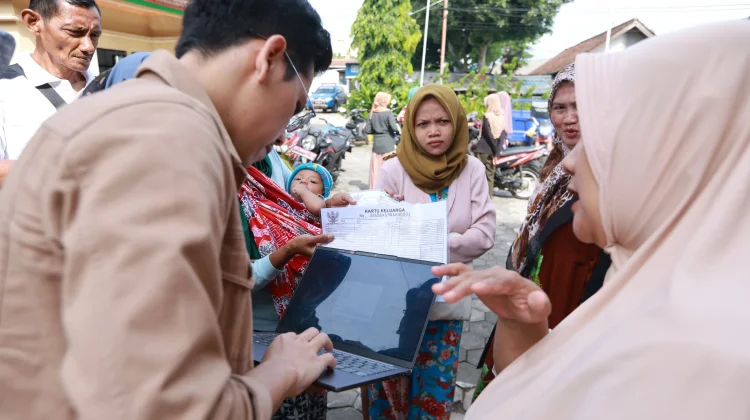 Warga Banyuwangi Antusias Cek Pengumuman Perlinsos