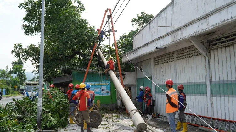 PLN Tangani Jaringan Listrik Terganggu Dampak Banjir