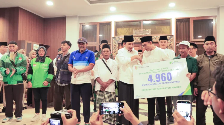 Peringatan Nuzulul Qur’an, Gus Fawait Salurkan Jaminan Sosial dan Insentif