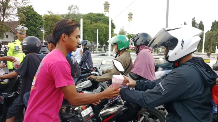 Satlantas Polres Lumajang dan Komunitas Motor Bagikan 500 Takjil di Alun-alun