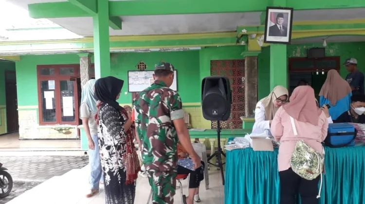 TNI Dampingi Posyandu Balita di Rowokangkung Lumajang