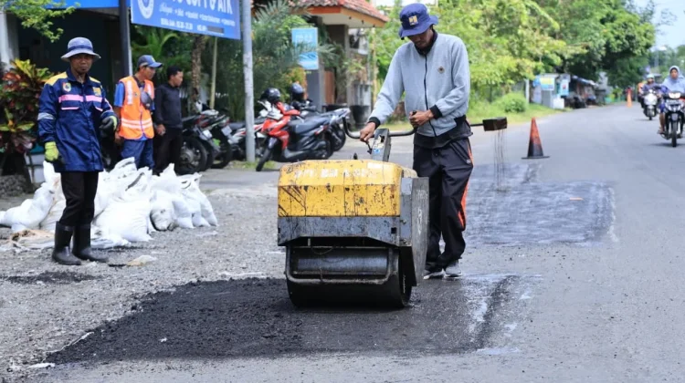 Pemkab Jember Percepat Perbaikan Jalan jelang Lebaran
