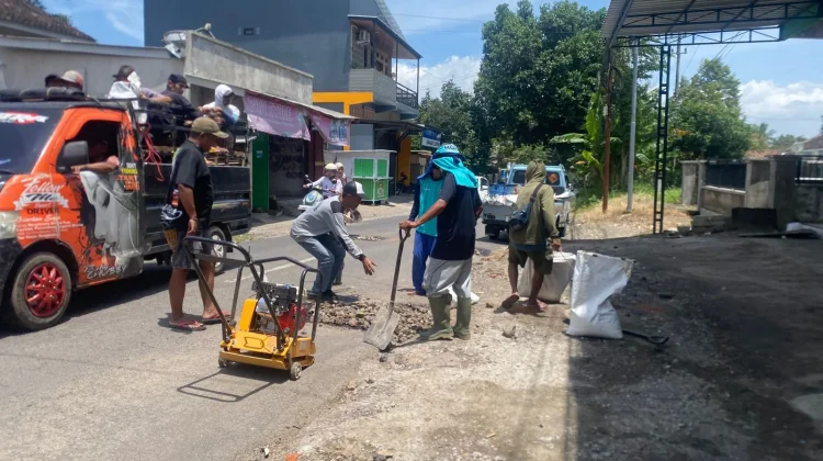 Warga Pujer Swadaya Tambal Sulam Jalan Berlubang