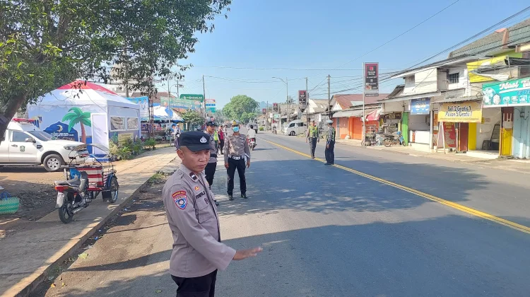 Polisi di Lumajang Atur Lalulintas di Jalur Mudik