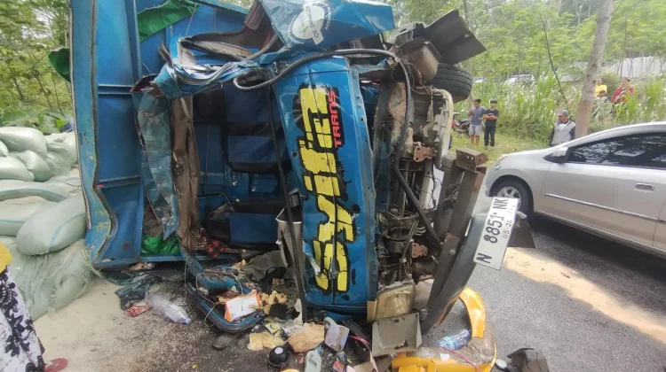 Dua Truk Adu Banteng, Pasutri Meninggal Dunia