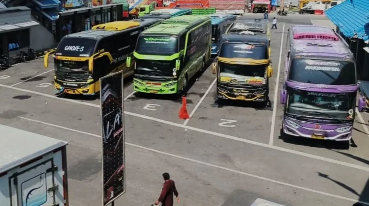 Pelabuhan Ketapang Dipadati Bus dan Kendaraan Pribadi pada H-7 Lebaran