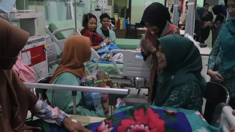 TP PKK Jember Berbagi Takjil untuk Pasien RSUD Kalisat
