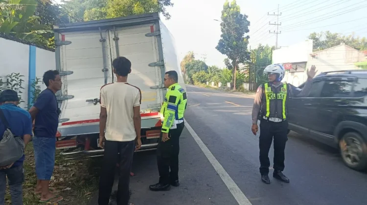 Truk Box Tabrak Pohon di Kalipuro Banyuwangi, Tiga Luka