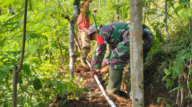 Warga Perbaiki Saluran Air Bersih di Gucialit Lumajang