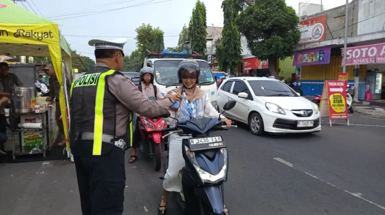 Satlantas Lumajang Bagikan 500 Paket Takjil