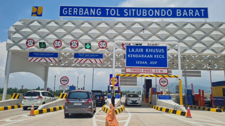 Tol Prosiwangi Dibanjiri Kendaraan Pribadi Pemudik