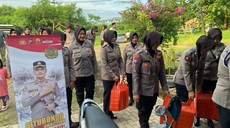 Polwan Turun ke Jalan Bagi-bagi Takjil