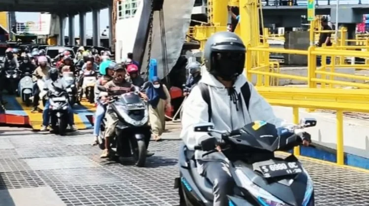 Macet Gilimanuk 35 Km, Pemudik Pilih Naik Ojek