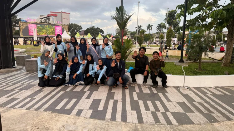 PUSHAGA UIN KHAS Jember Sosialisasikan PMB melalui Berbagi Takjil