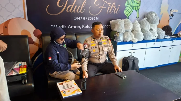 Petugas Kesehatan di Lumajang Periksa kesehatan Personil Gabungan di Posyan
