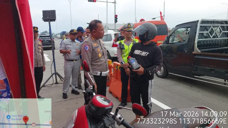 Tim Ditlantas Polda Jatim Cek Poster Tol Prosiwangi