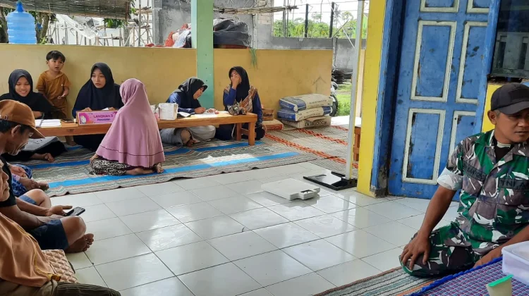 Tenaga Kesehatan Berikan Pelayanan pada Lansia di Lumajang