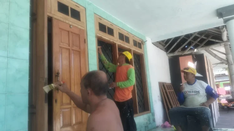 Warga Jember Bersihkan Rumah jelang Hari Raya