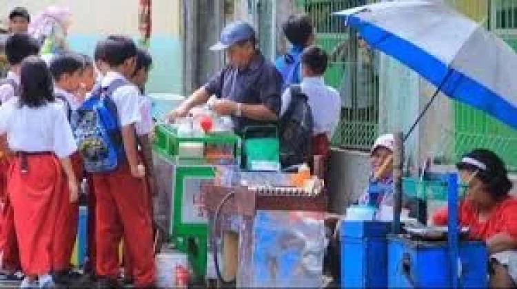 Jajan sembarangan bisa Melatih Imun Anak?
