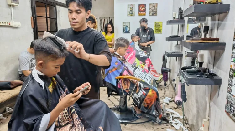Menjelang Lebaran, Tukang Cukur Banyuwangi Kebanjiran Order