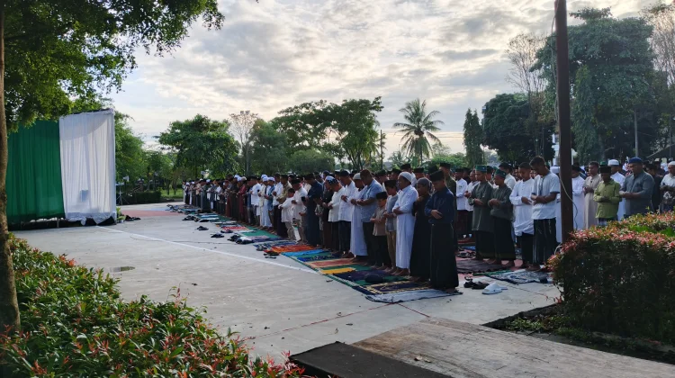 Warga Muhammadiyah Bondowoso Salat Ied di Al Islah