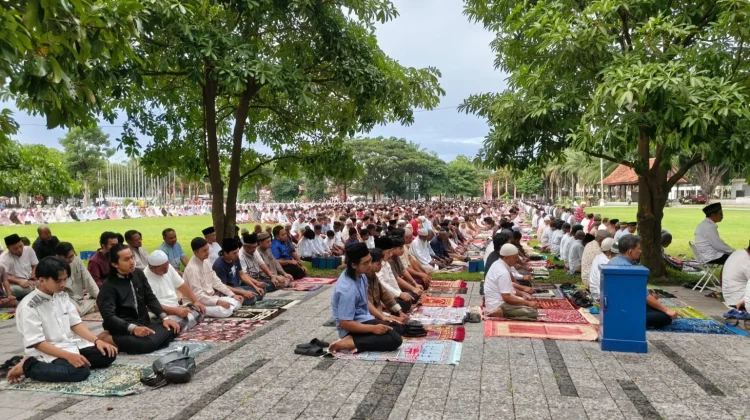 Ribuan Jamaah Padati Taman Blambangan untuk Salat Ied