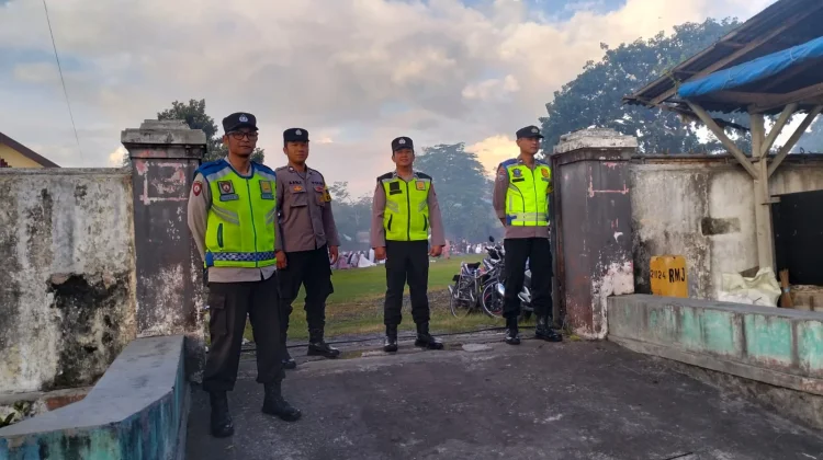 Polisi Lumajang Amankan Sholat Idul Fitri