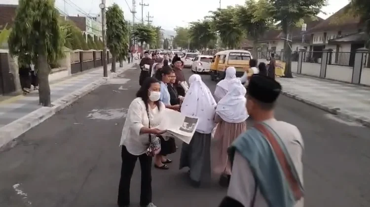 Hangatnya Toleransi, Gereja di Jember Bagikan Alas Salat saat Idulfitri