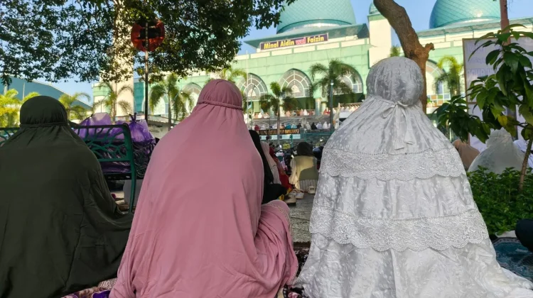 Ribuan Jamaah Padati Masjid Agung Baiturrahman Banyuwangi saat Salat Id