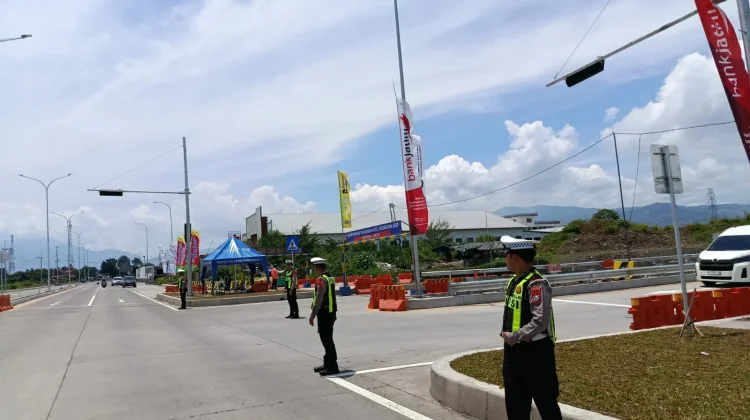Satlantas Amankan Exit Tol Situbondo Barat Antisipasi Kepadatan